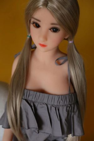 Muriel - 125 cm große blonde Mini-Sexpuppe aus Europa